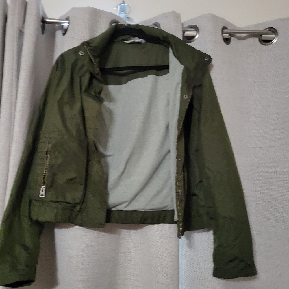 Athleta Winbreakee Size small